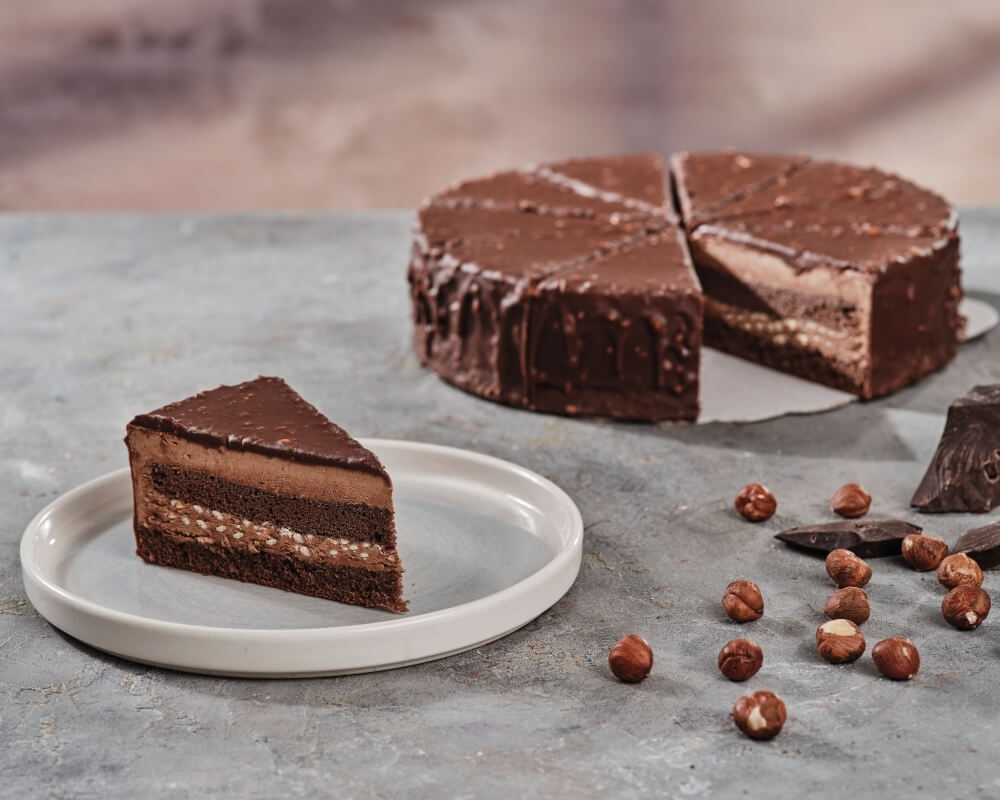 Hazelnut Cake Yumuşacık kek katmanları arasında bitter çikolatalı krema ve dışında özel fındık ganaj ile..