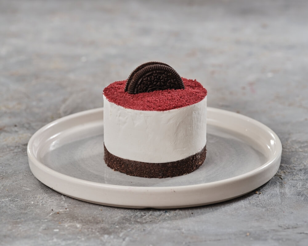 Tabanında oreo bisküvisi ile kadife kek yumuşaklığı uyumunda enfes pasta.
