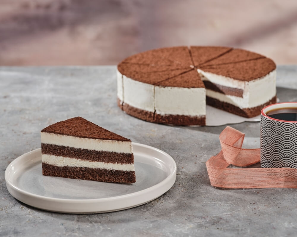 Tiramisu Kahve aroması ile tatlandırılmış pandispanya arasında özel peynir dolgusuyla aslını aratmayacak enfes tiramisu
