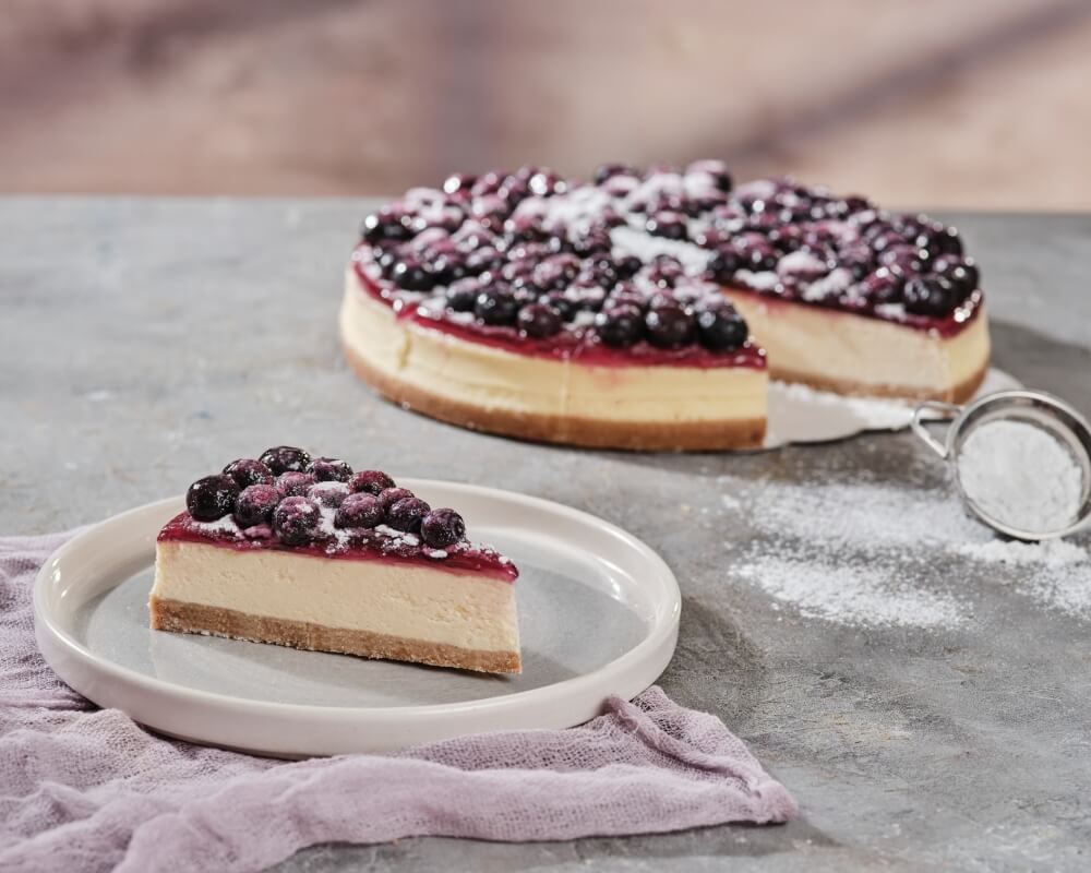 Özel bisküvi ile yapılan tabanı ve gerçek yaban mersini dolgusu ile fırınlanmış cheesecake kremasının buluştuğu eşsiz lezzet.